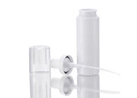 Le conditionnement en plastique cosmétique de couleur blanche met en bouteille avec la pompe de pulvérisateur
