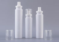 Le conditionnement en plastique cosmétique de couleur blanche met en bouteille avec la pompe de pulvérisateur