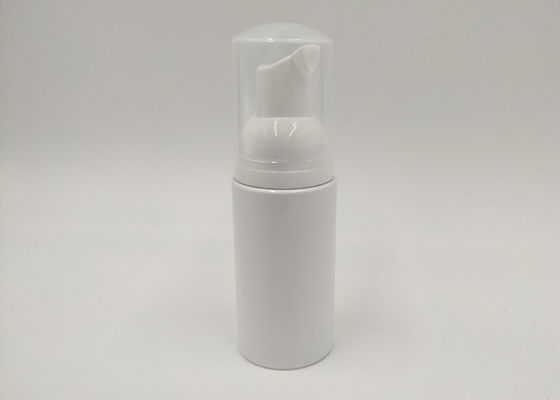 Le cosmétique en plastique blanc met la bouteille en bouteille liquide de mousse