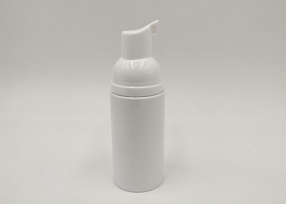 Le cosmétique en plastique blanc met la bouteille en bouteille liquide de mousse