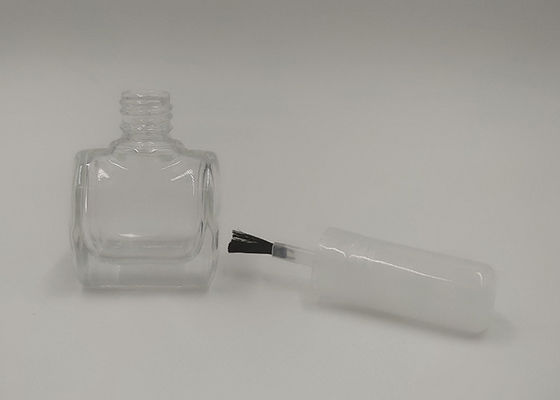 Bouteille de vernis à ongles de maquillage de beauté avec la brosse blanche